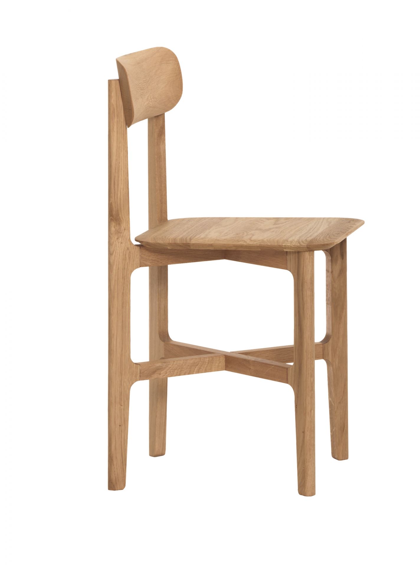 1.3 Chair: Detailansicht des Holzstuhls aus Eiche mit minimalistischem Design und klarer Linienführung.